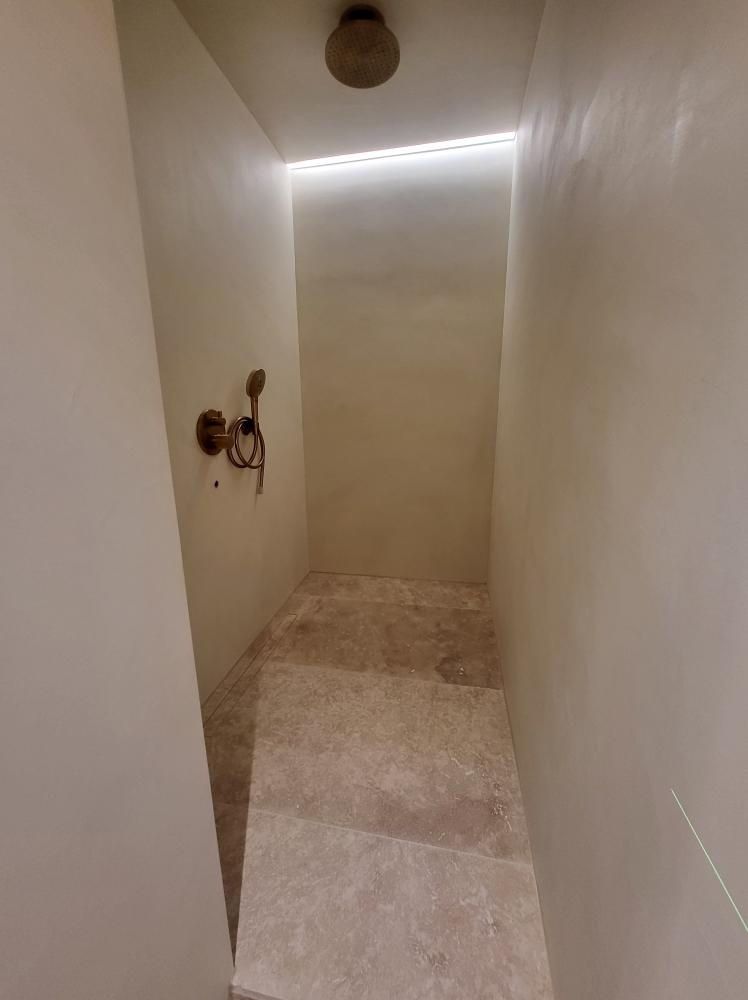 béton ciré mur de salle de bain