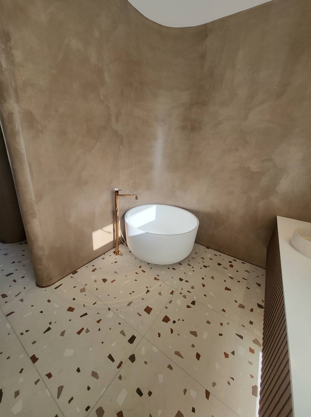 béton ciré mur de salle de bain
